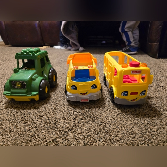 Little people construction vehicle lot - Picture 1 of 9